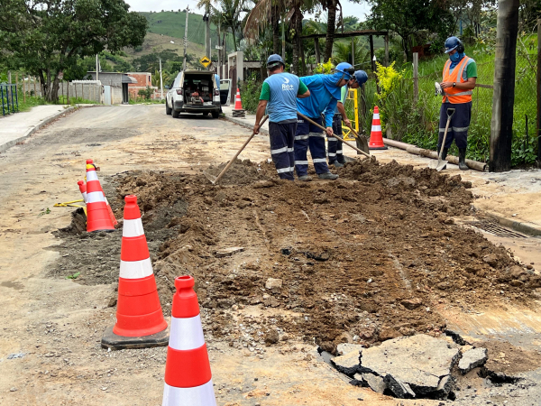 Trecho danificado na estrada da Cachoeira recebe atenção após rompimento de rede de água